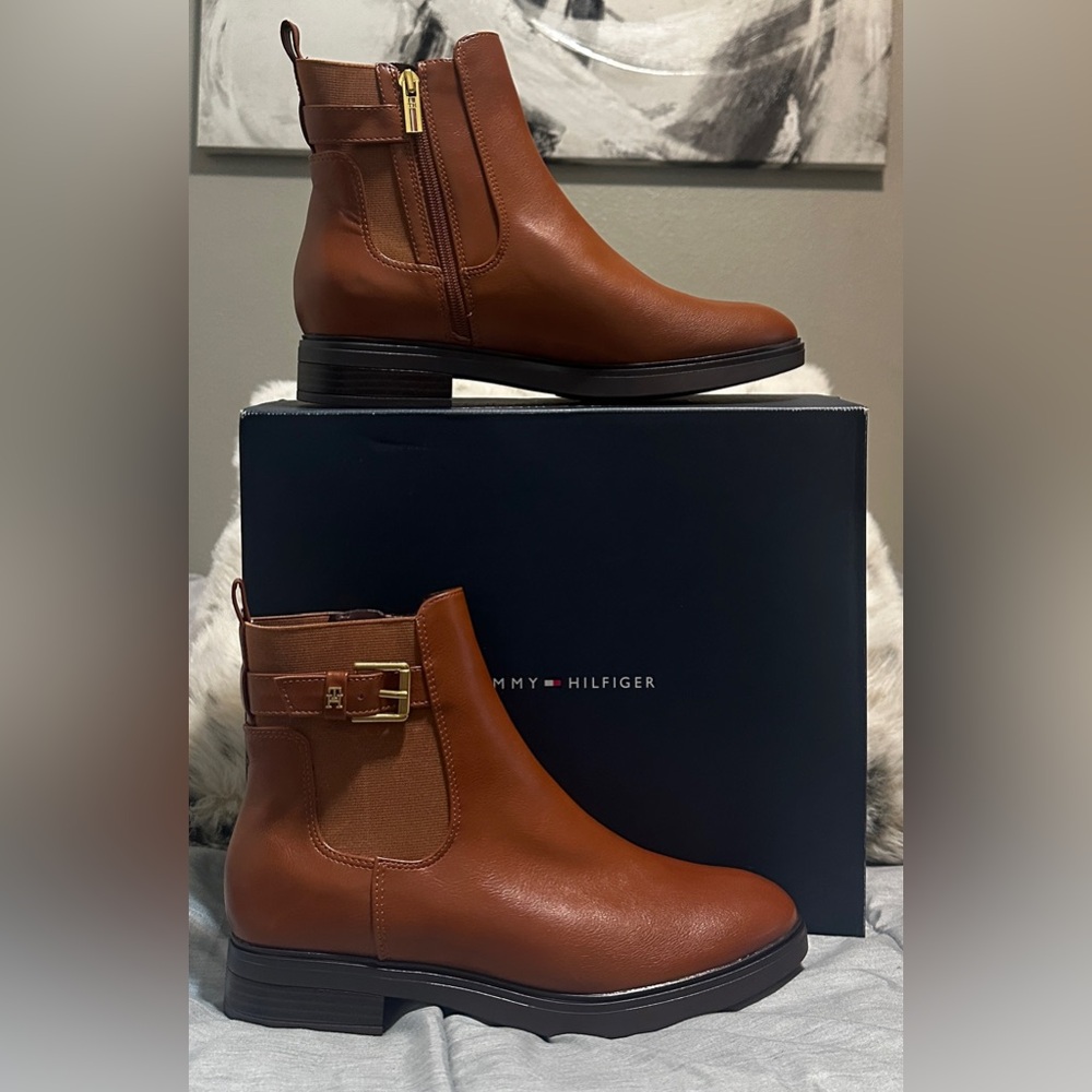NWT Tommy Hilfiger Baylon Medium Natural Ankle Boots